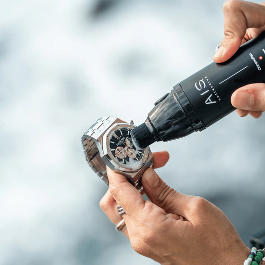 Come pulire la cassa e la ghiera dell'orologio con la ChronoPen di AIS Collective