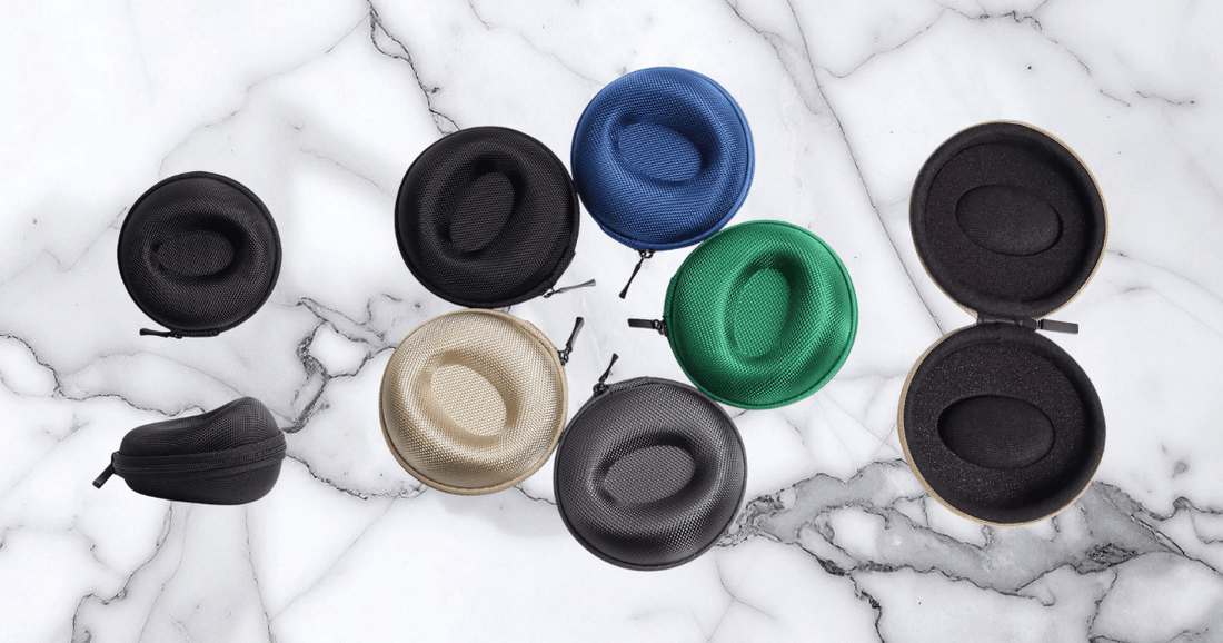 Set completo di custodie da viaggio per orologi The Orbit di Tempo Celeste: varianti colore nero, blu, verde, beige e grigio su sfondo minimalista.