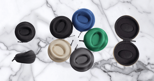 Set completo di custodie da viaggio per orologi The Orbit di Tempo Celeste: varianti colore nero, blu, verde, beige e grigio su sfondo minimalista.
