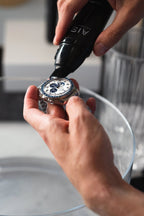 ChronoPen in uso per la pulizia di un orologio meccanico
