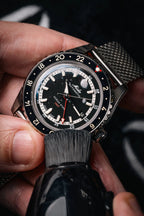 ChronoPen in uso per la pulizia di un orologio meccanico
