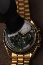 ChronoPen in uso per la pulizia di un orologio meccanico
