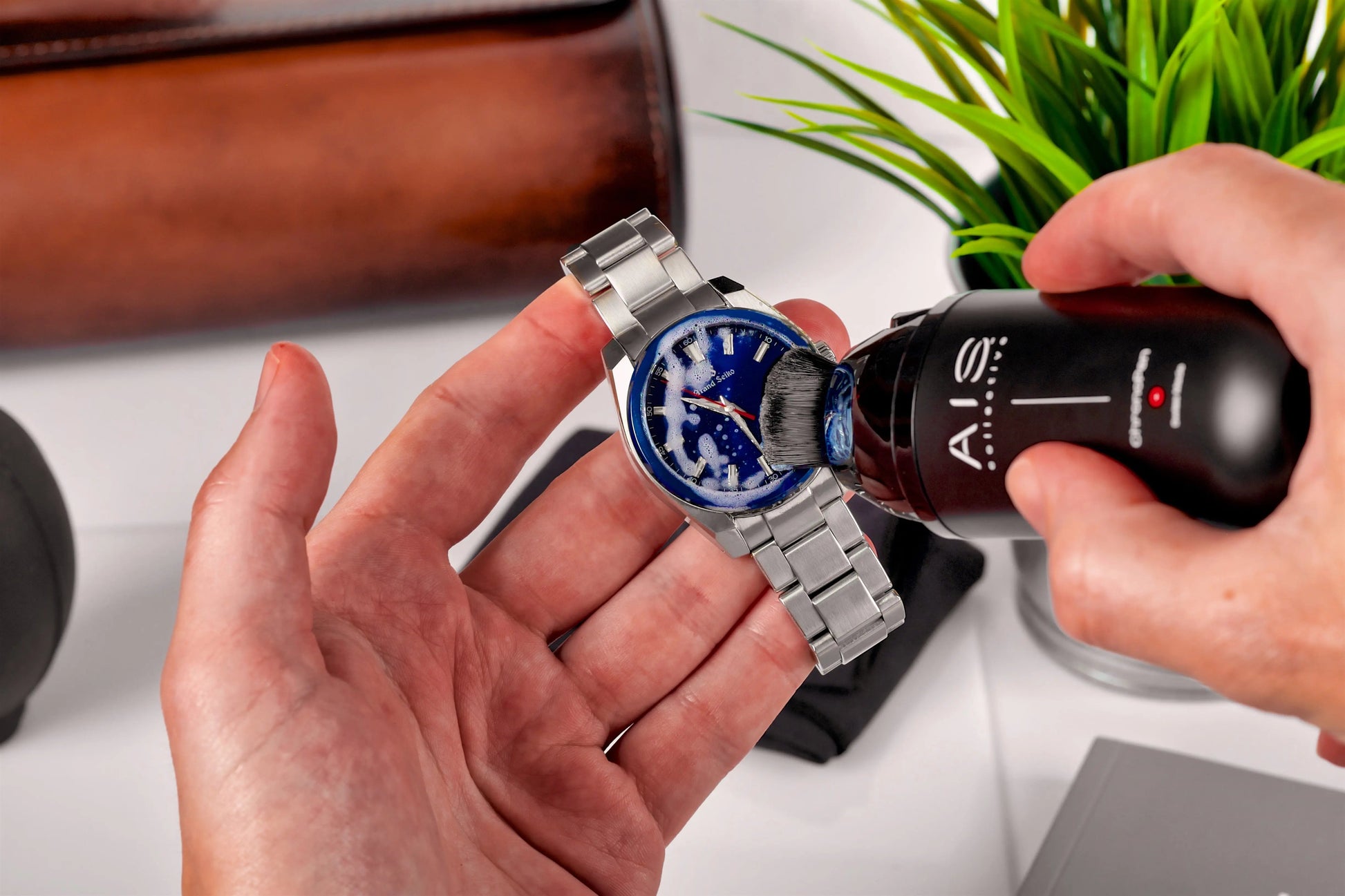 Come pulire la cassa e la ghiera dell'orologio con la ChronoPen di AIS Collective
